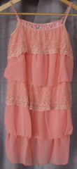 robe à volant et dentelle
